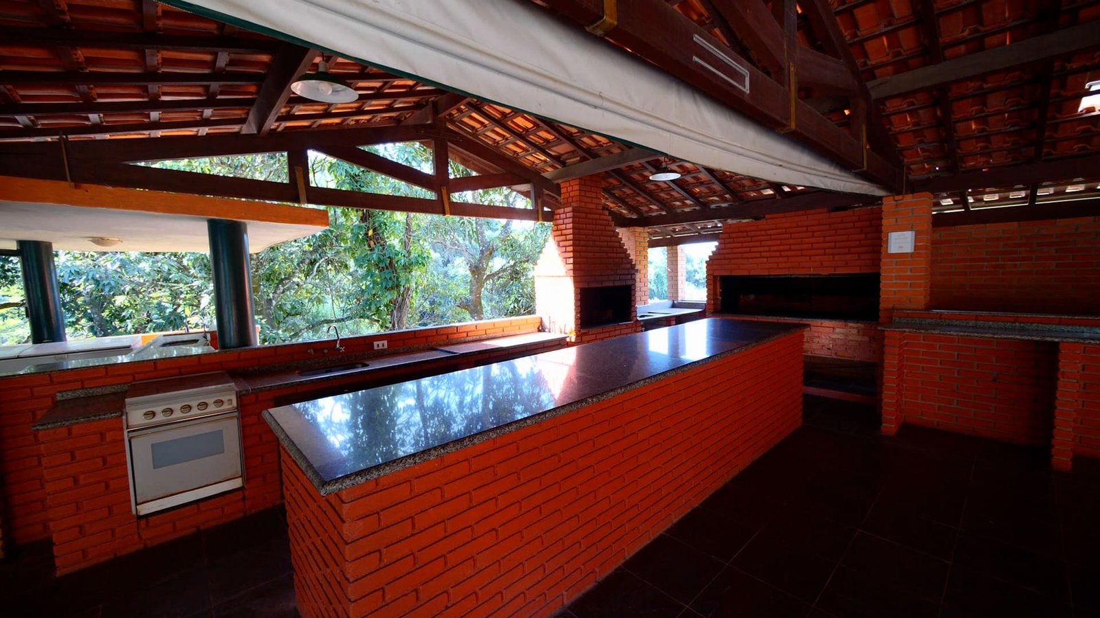 Chácara de 24.000 m2 à venda em São Roque-SP.