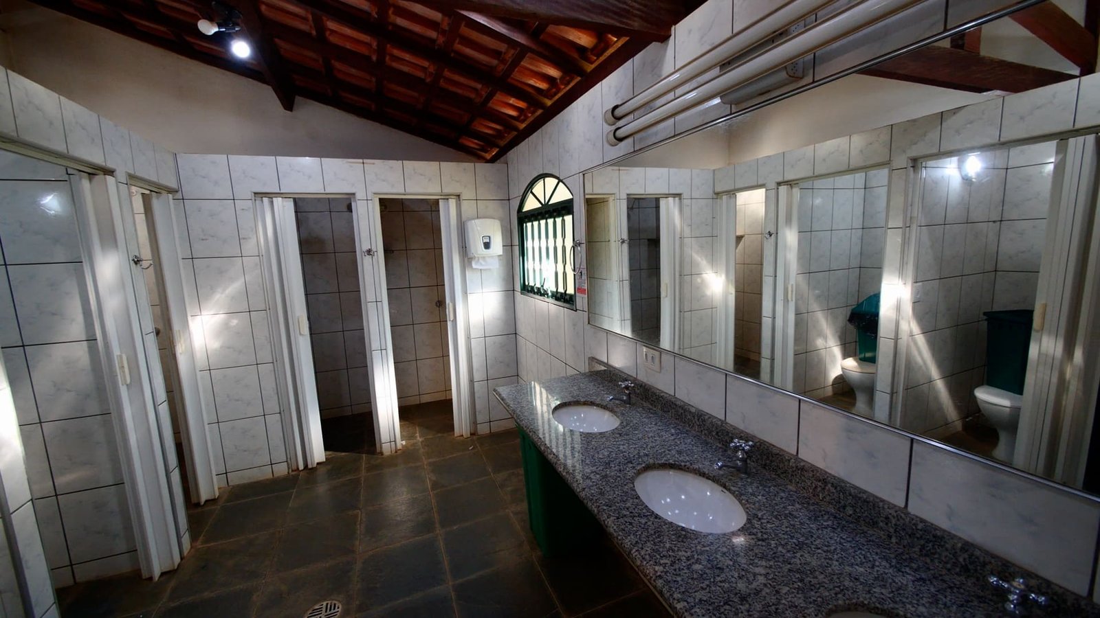 Chácara de 24.000 m2 à venda em São Roque-SP.
