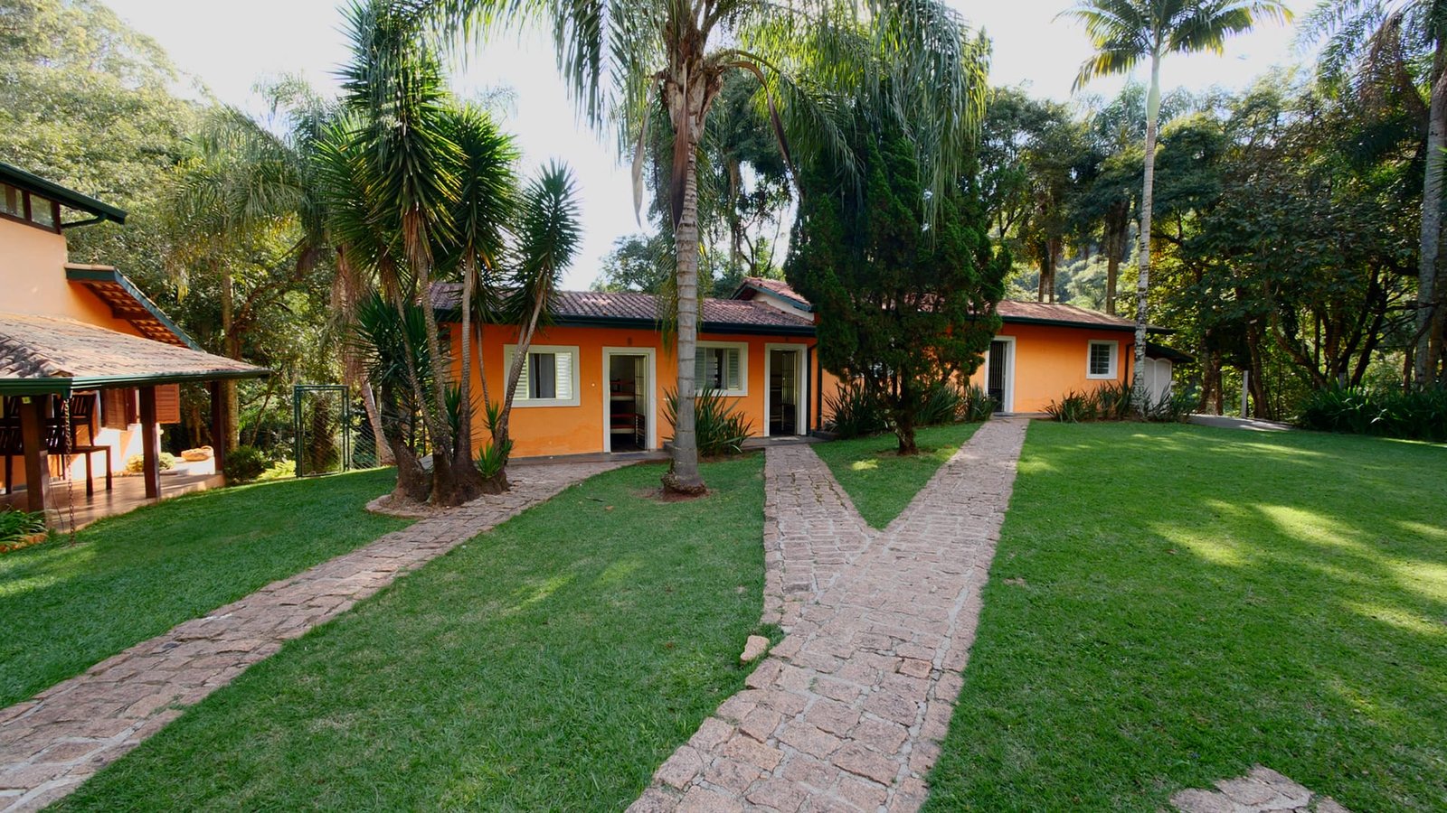 Chácara de 24.000 m2 à venda em São Roque-SP.