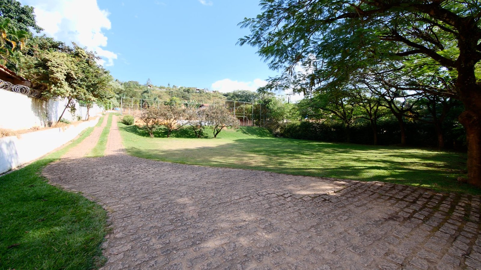 Chácara de 24.000 m2 à venda em São Roque-SP.